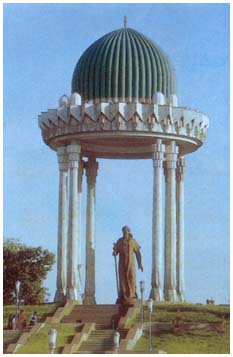 Памятник Алишеру Навои в Национальном парке Узбекистана