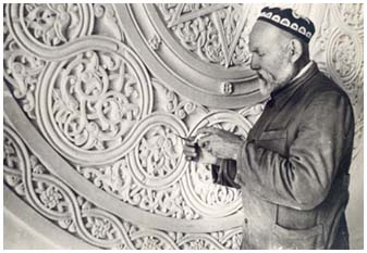 Народный мастер Т. Арсланкулов оформляет интерьер театра в 1947 году