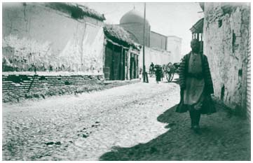 Вход в мечеть Ходжи Ахрара со стороны улицы Гуль-базар